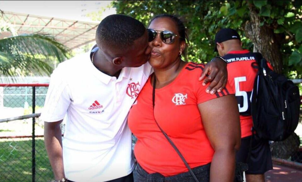  Vinicius Junior kisses a Flamengo fan in Rio de Janeiro