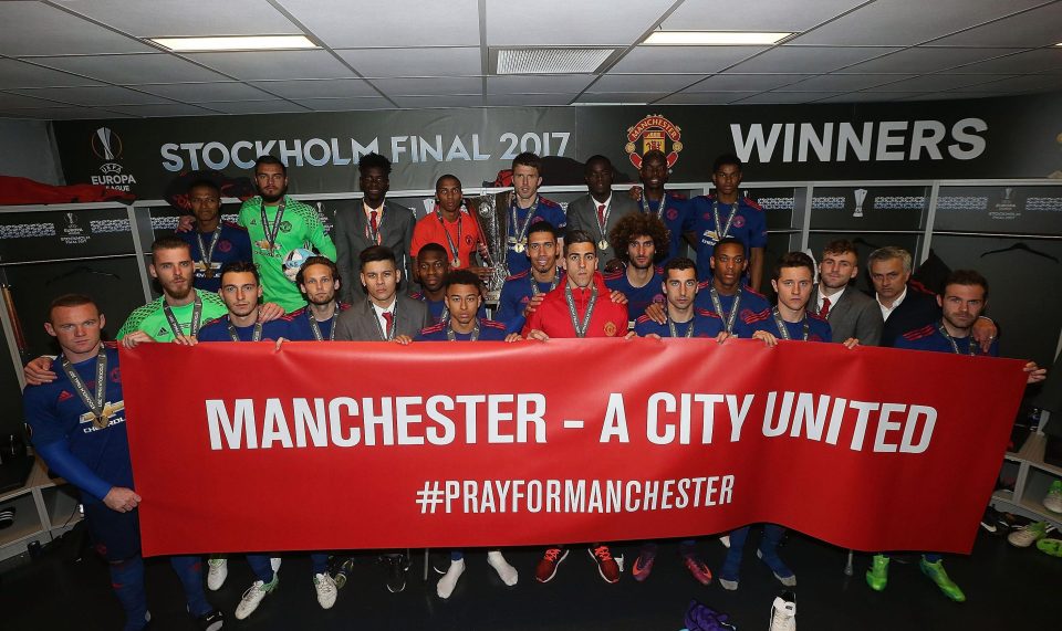  The triumphant Manchester United team posed for this powerful photo following their Europa League victory