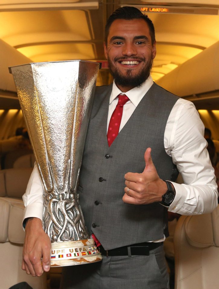  Man United goalkeeper Sergio Romero gives the thumb-up