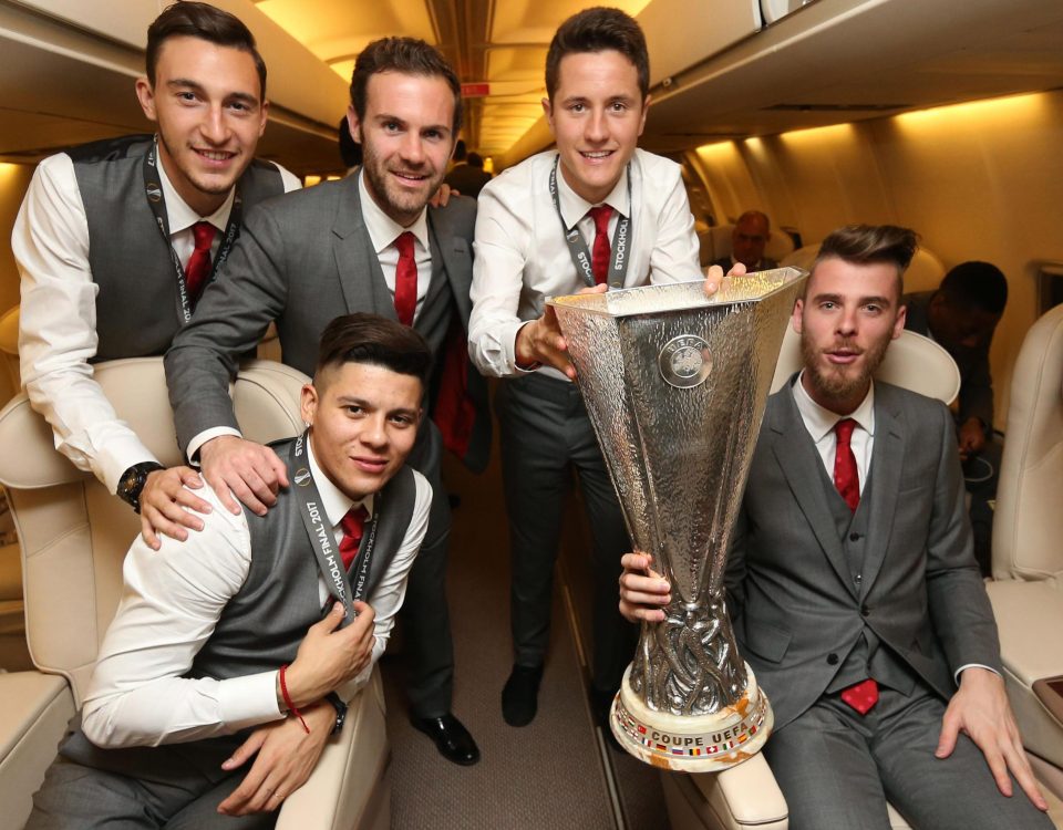  Matteo Darmian, Marcos Rojo, Juan Mata, Ander Herrera and David de Gea with the cup