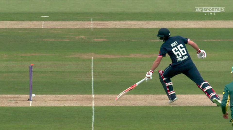  Joe Root was left stranded after backing-up Eoin Morgan