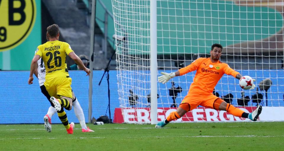  Ante Rebic briefly equalises for Eintracht Frankfurt in cup final