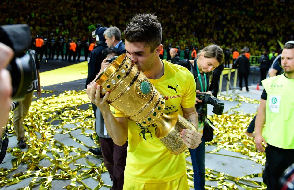  Christian Pulisic celebrates with the German Cup after Borussia Dortmund defeated Eintracht Frankfurt