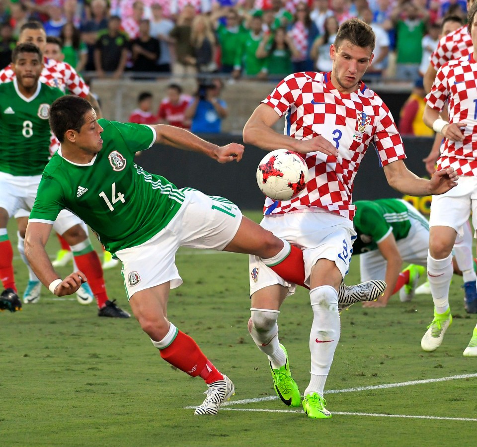 Chicharito scores his 47th Mexico goal to break the record