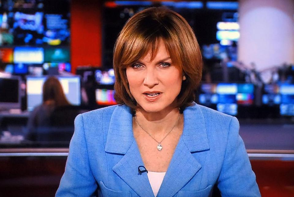  Fiona Bruce is bang on the money with this fitted, block coloured, smart suit jacket