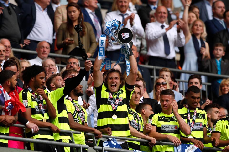  Huddersfield Town defeated Reading 4-3 on penalties to clinch promotion to the Premier League