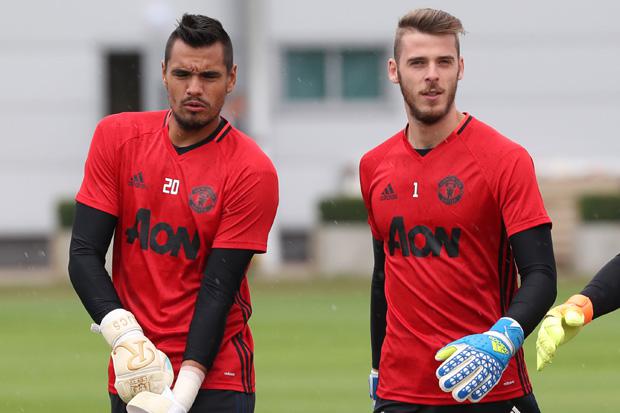  Sergio Romero (l) wants to stay at Old Trafford for a long time, unlike his pal David de Gea