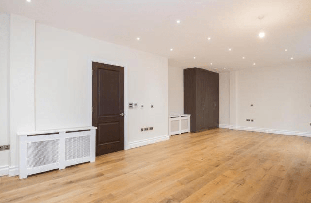  This pokey studio flat in London's Kensington area costs £1.05m