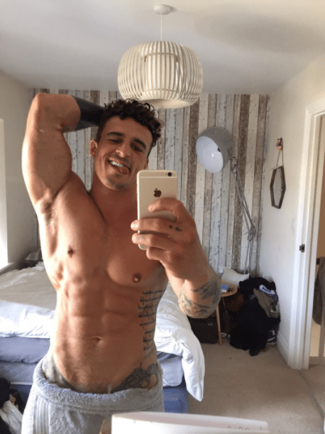  Hunky Lotan Carter isn't scared of a selfie