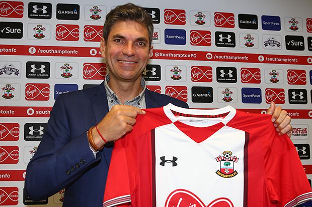  Mauricio Pellegrino holds Southampton shirt after taking over at St Mary's