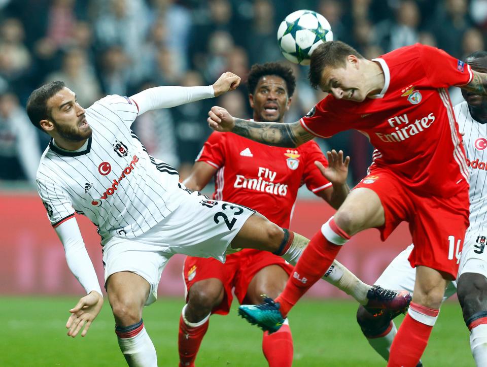  Victor Lindelof is in Manchester completing his medical as he closes in on a move to Old Trafford