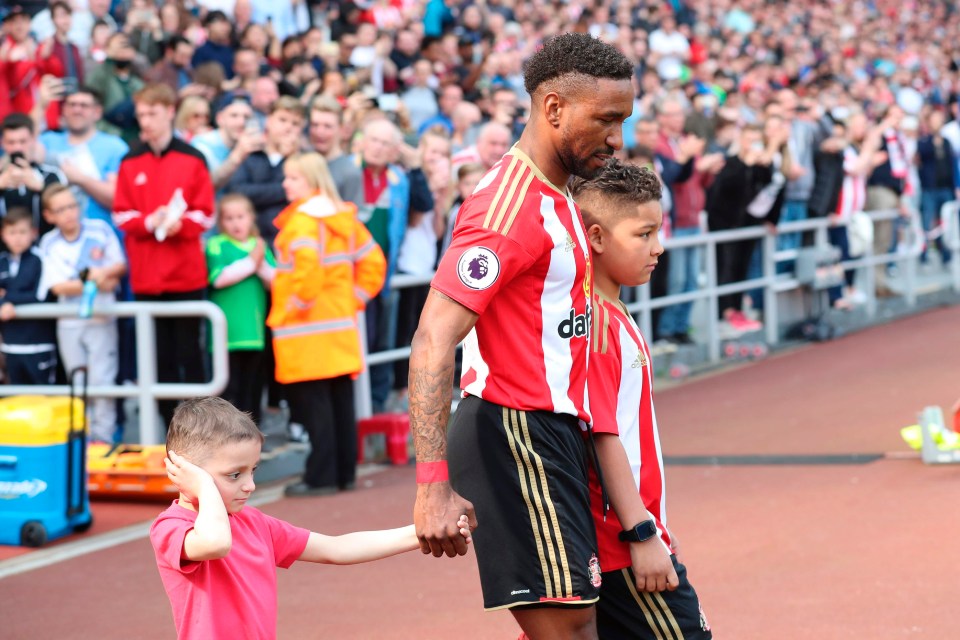 Jermain Defoe hols Bradley Lowery's hand as the pair lead out the Sunderland team against Manchester United