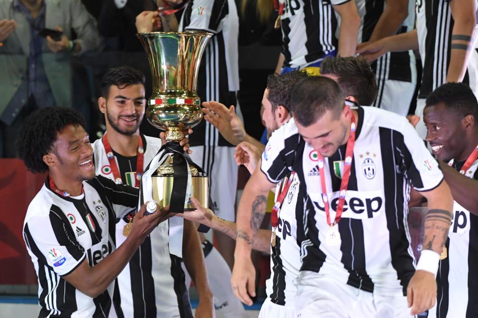  Juan Cuadrado and Juventus lift Coppa Italia trophy after victory over Lazio