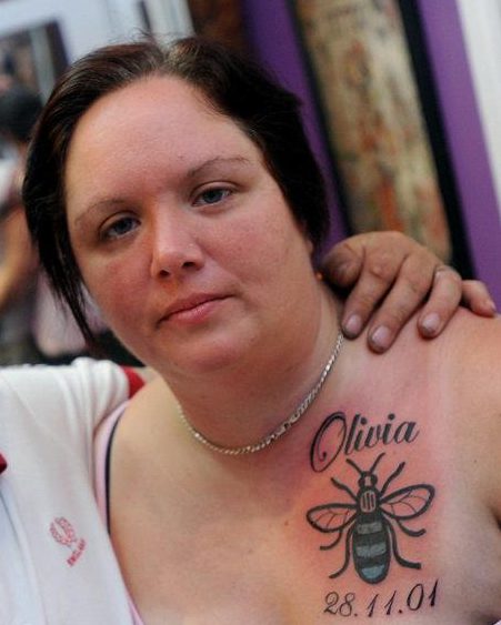  Charlotte Campbell, who lost her daughter Olivia in the Manchester terror attack, got a bee tattoo in memory of her daughter