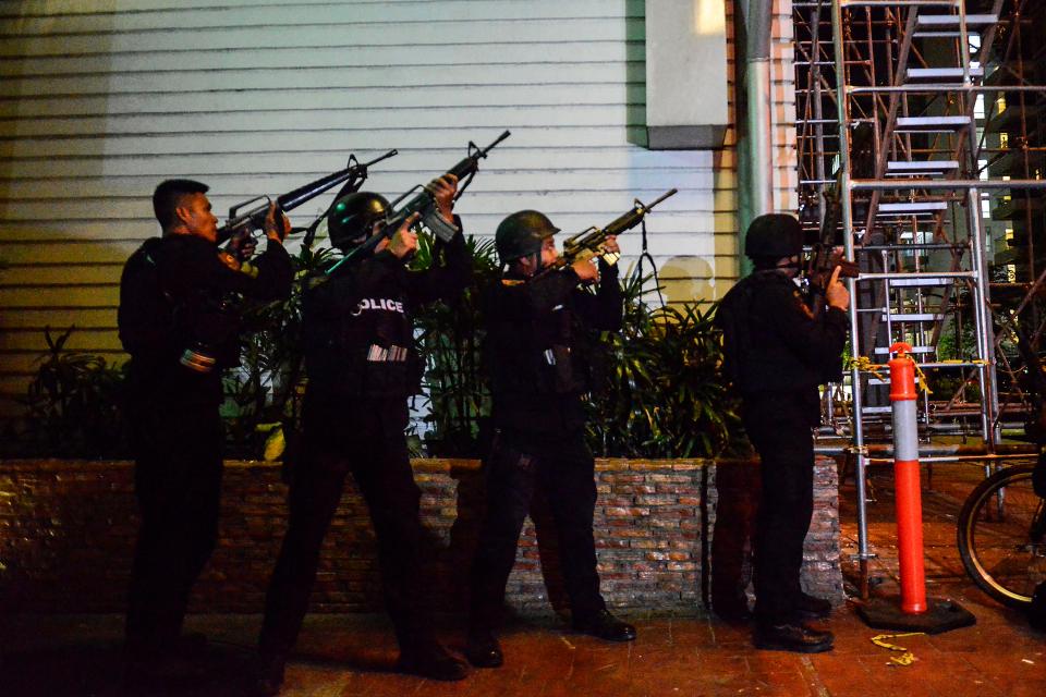  Filipino elite Police Special Weapons and Tactical (SWAT) personnel take their position outside the Resort World Manila hotel in Pasay city, south of Manila, Philippines