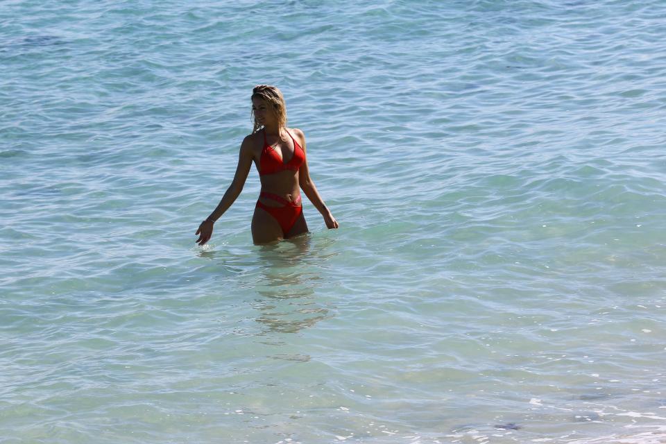  Here Melanie looks picture perfect as she poses in the Indian Ocean and laps up the sun