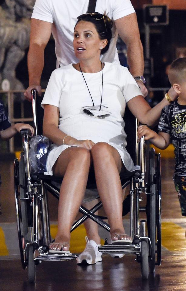  Danielle Lloyd has been using a wheelchair to help her through extreme pelvic pain