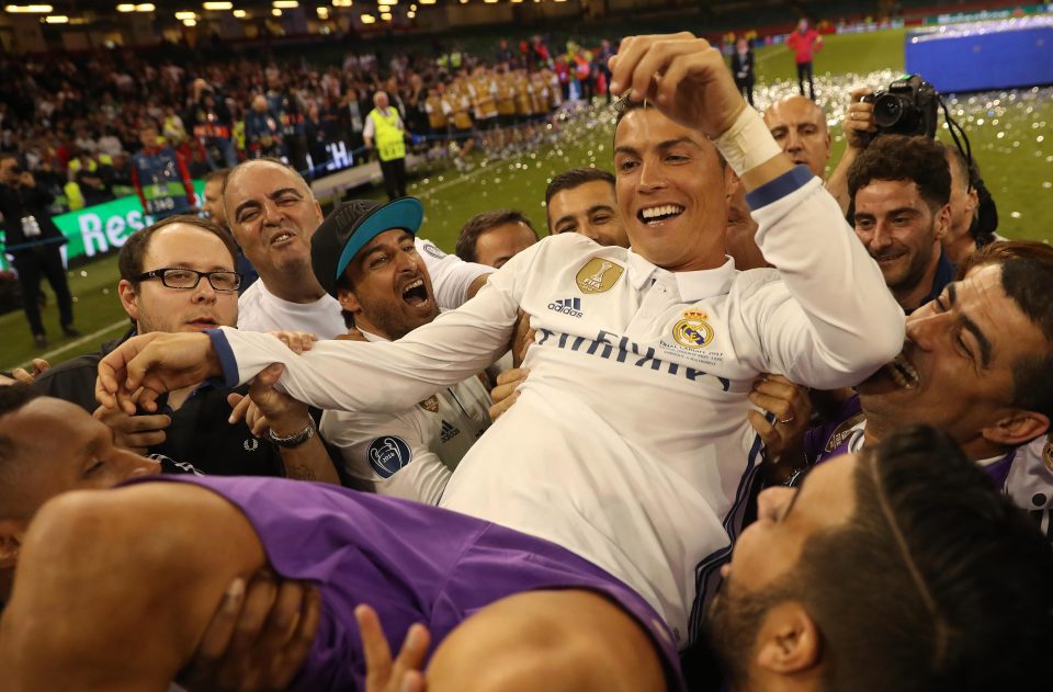  Cristiano Ronaldo was lifted in the air by his team-mates