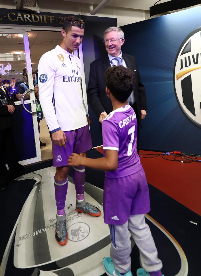  Cristiano Ronaldo and his son met Sir Alex Ferguson in the tunnel