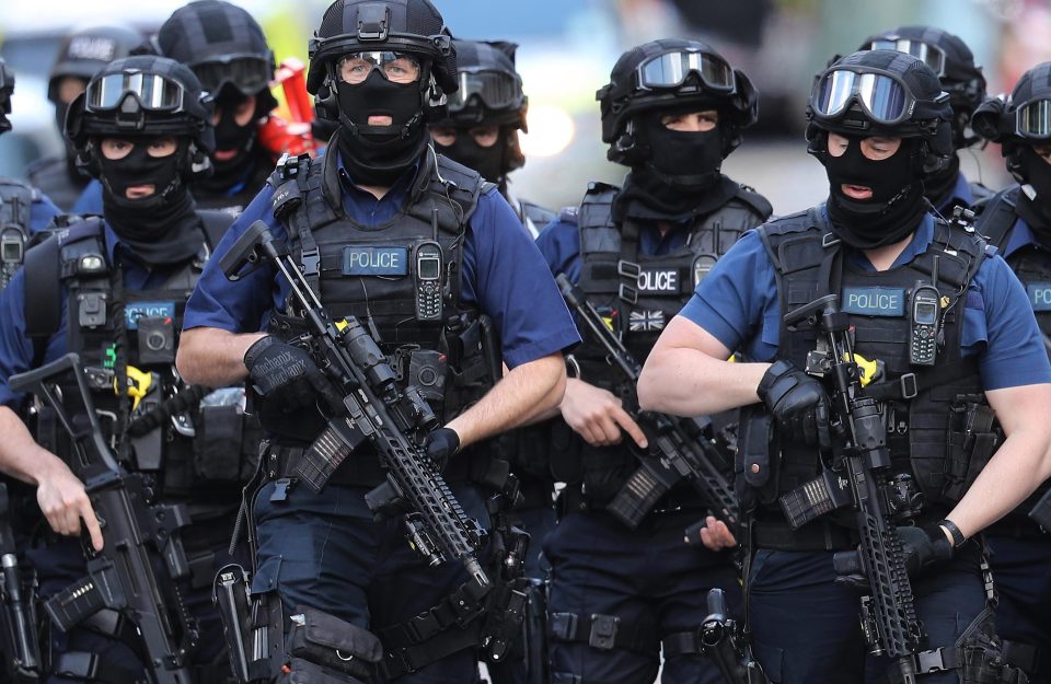  Counter-terror police on the scene in London Bridge this morning