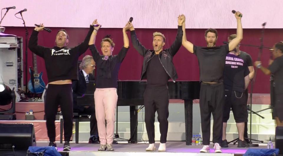  Robbie Williams reunited with his former Take That pals Mark Own, Gary Barlow and Howard Donald on stage