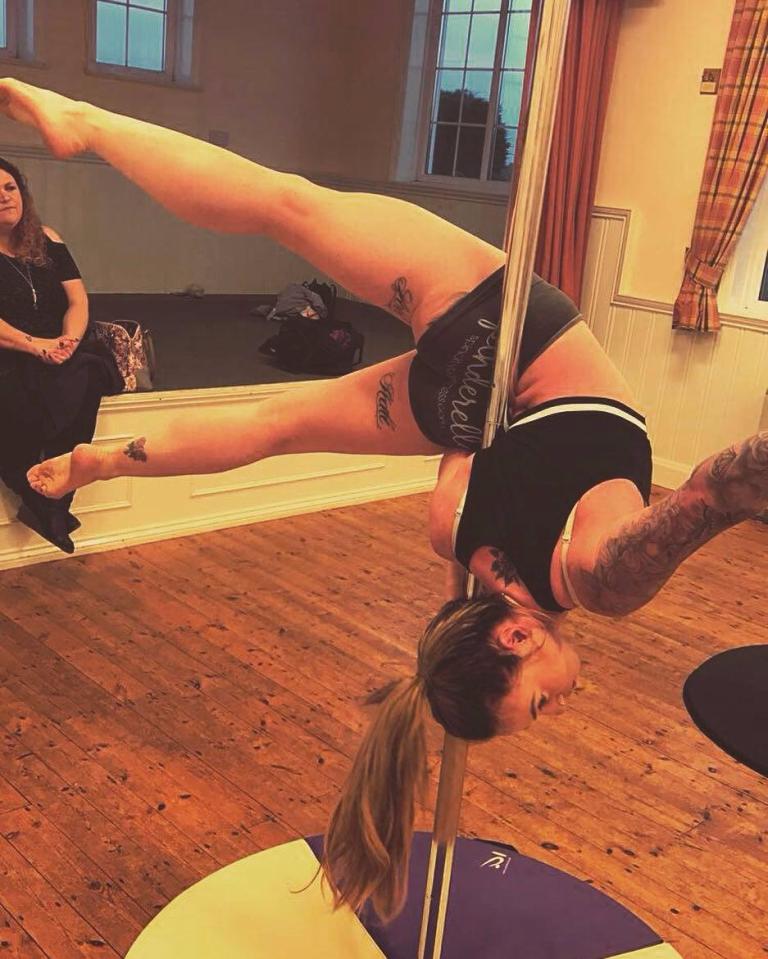  Fitness fan Rissy performs exercise on a pole in gym pic