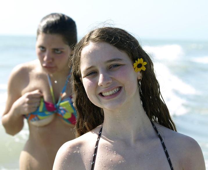  This holiday snap didn't turn out quite how these girls planned