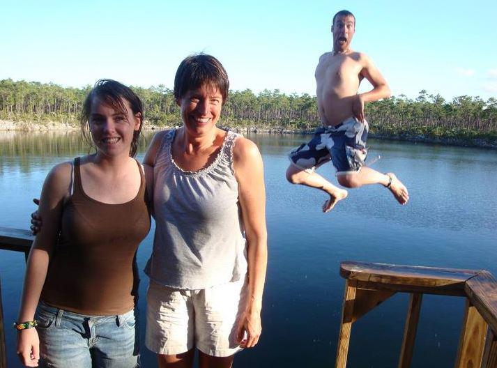  This mischievous man ruined a perfectly normal family photo