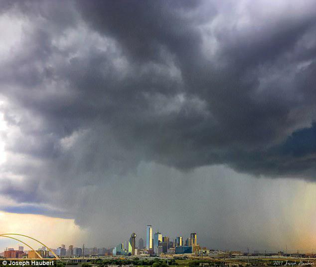  The incredible Microburst which engulfed the city of Dallas in the US last weekend