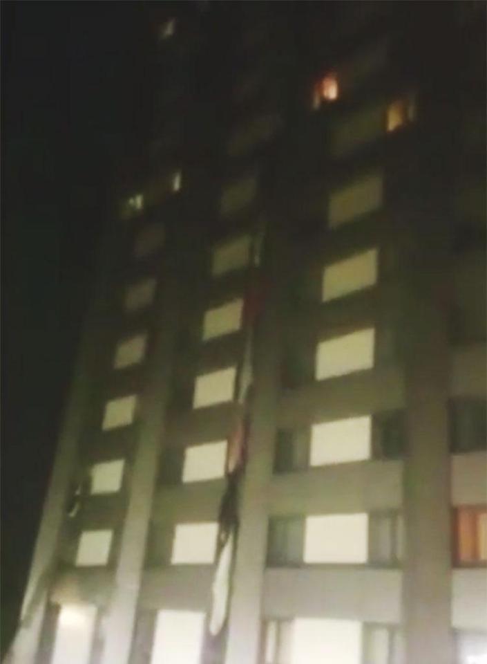  Video shows residents lowering bedsheets tied together in desperate attempt to escape the blaze at Grenfell Tower