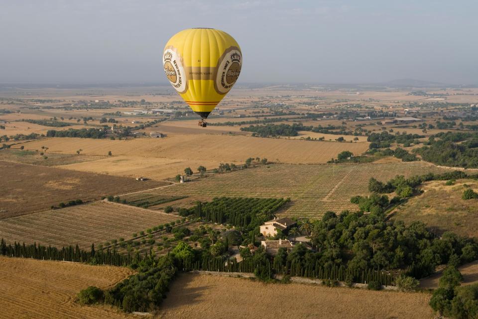  Enjoy a glass of cava as you take in the spectacular view of Manacor from hot air balloon