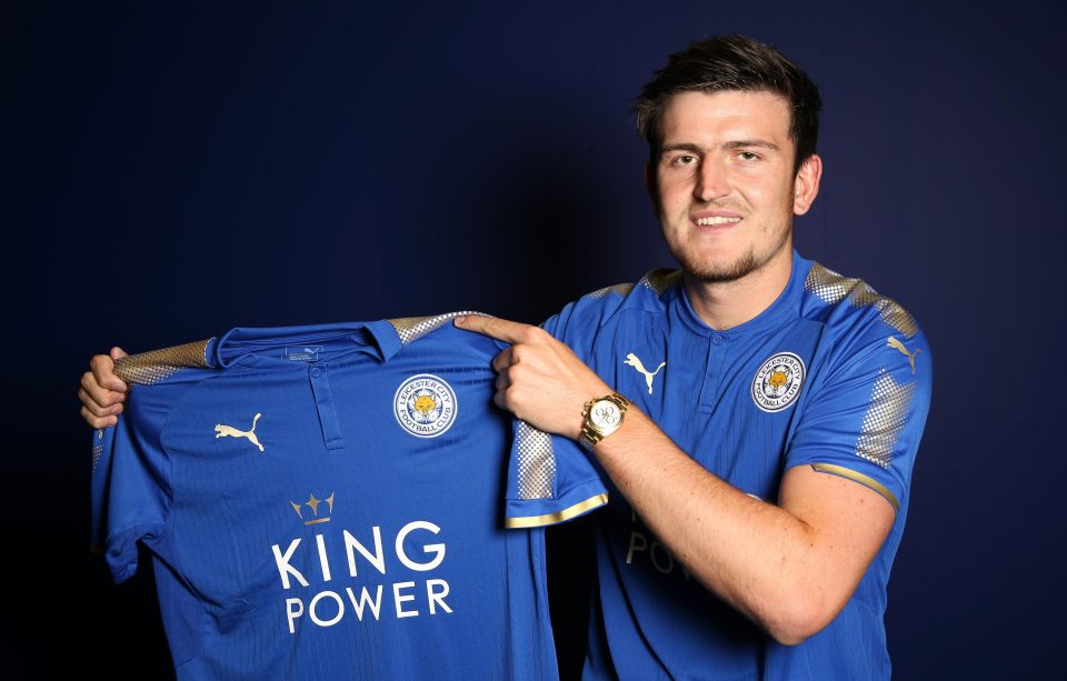  Harry Maguire poses with his new Leicester City jersey