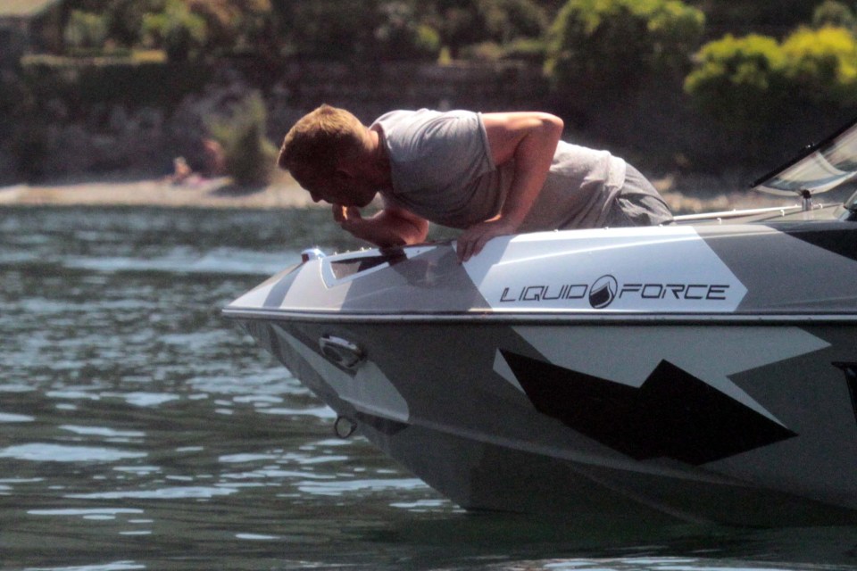 Sunderland midfielder Lee Cattemole was seen struggling on holiday in Lake Como, Italy