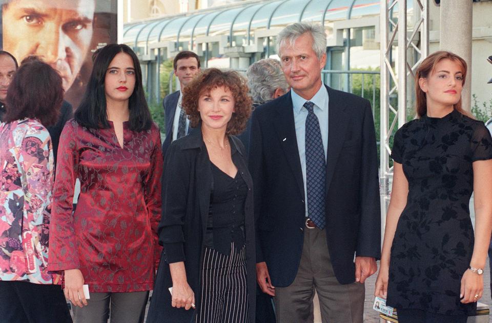  Bond girl Eva Green, left, has a twin sister Joy, right, pictured here with their parents