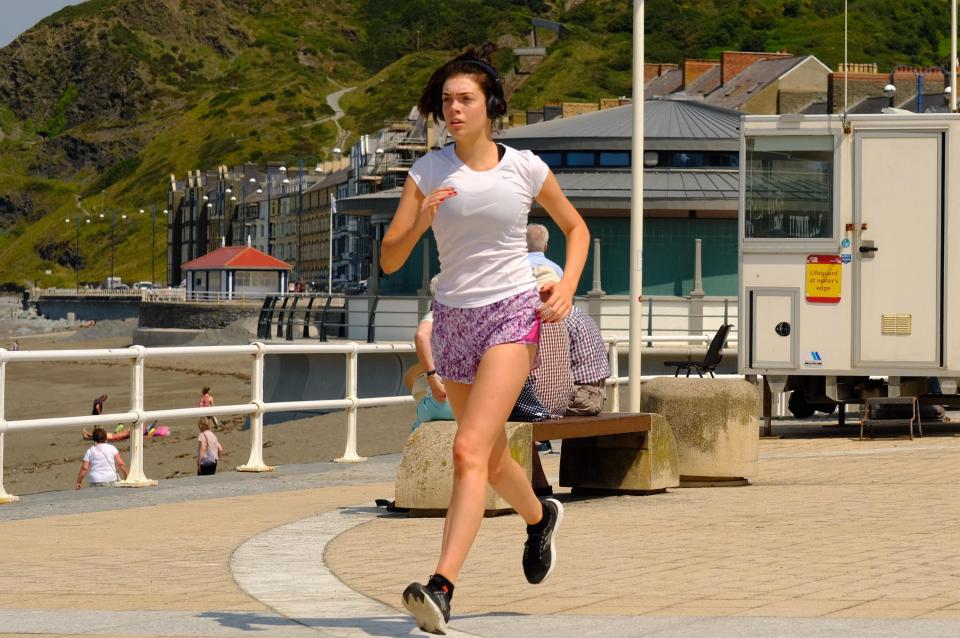  A jogger manages to keep her cool despite the blistering conditions in Aberystwyth, Wales