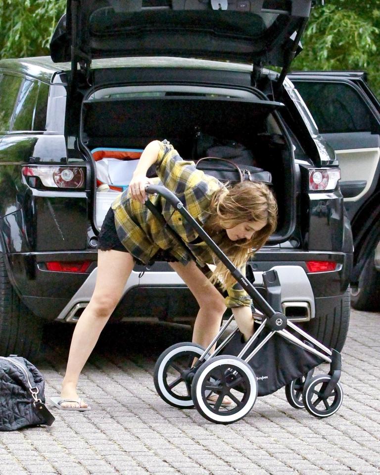  Designer and reality star Binky looked a natural as she put together her daughter's buggy