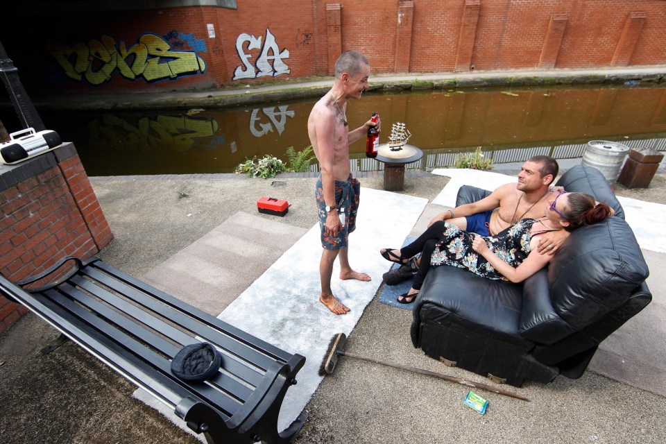 The pals chat at their makeshift home, complete with a boat ornament