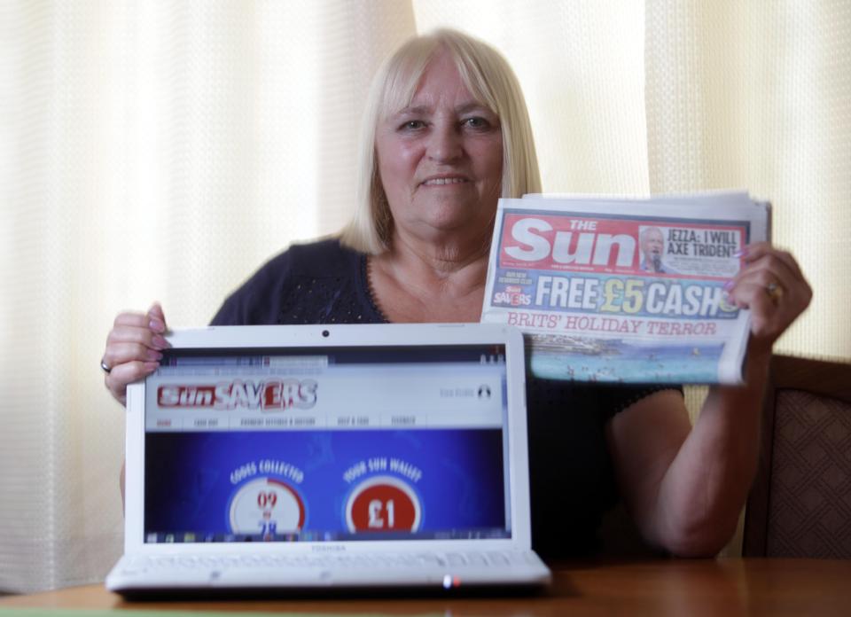  Susan Chapman uses her £5 to pay her gas bill