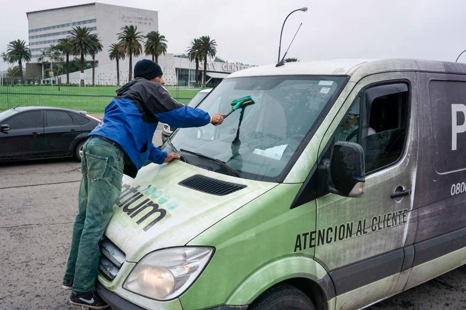  Rosario locals who clean car windows have been ordered to move for wedding