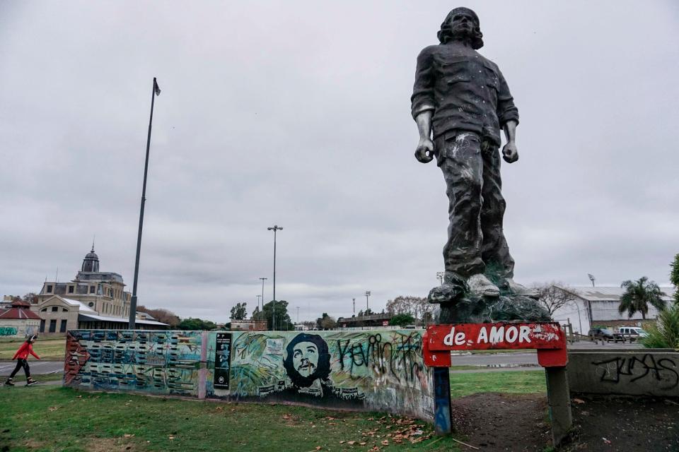  A statue of late Argentinian revolutionary Ernesto 'Che' Guevara in Rosario