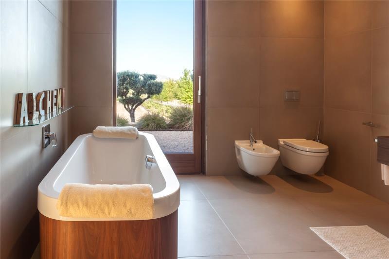  Whoever buys the villa can even have a bath with a view