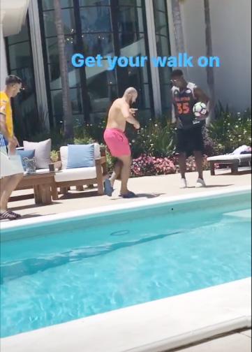  Romelu Lukaku filmed Pogba doing kick-ups around a pool in Los Angeles