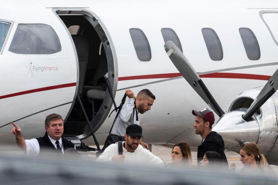  Jordi Alba (left) left the plane with Sergio Busquets (right) while Cesc Fabregas wore a black cap