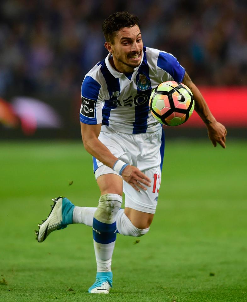  Alex Telles is keen to join Chelsea if Alex Sandro opts to join PSG