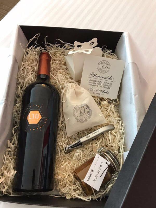  Lionel Messi handed guests a gift box which includes Lionel Messi's own wine