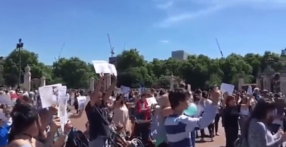  Hundreds gathered outside Buckingham Palace against the ruling