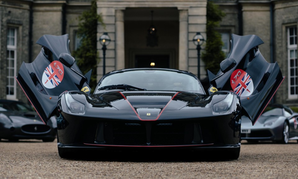 Scissor doors make LaFerrari Aperta stand out