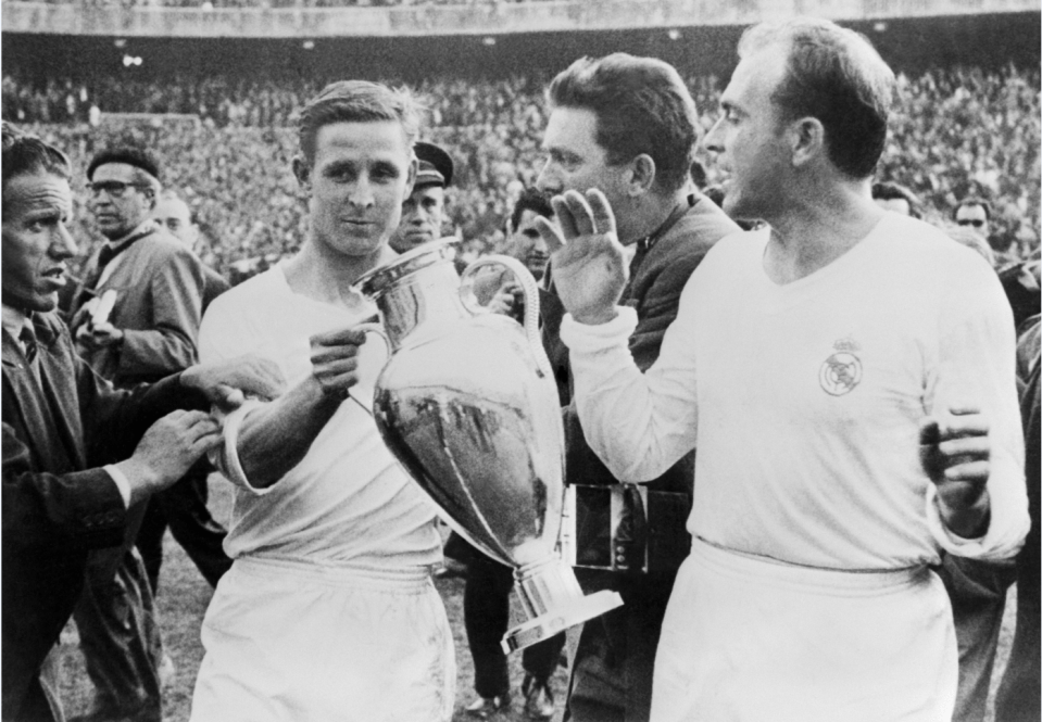  Real Madrid players celebrate beating Fiorentina final of 1957 European Cup