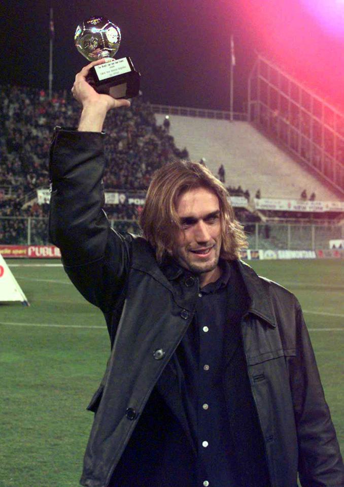  Gabriel Batistuta shows off Silver Boot to Fiorentina fans in 1998