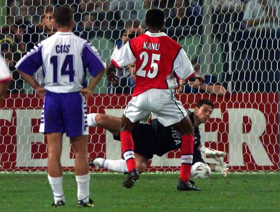  Francesco Toldo saves penalty from Nwankwo Kanu in Champions League